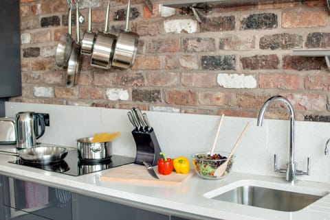 Penthouse, 2 Bedrooms (Sleeps 6, with Sofa Bed) | Private kitchen | Electric kettle