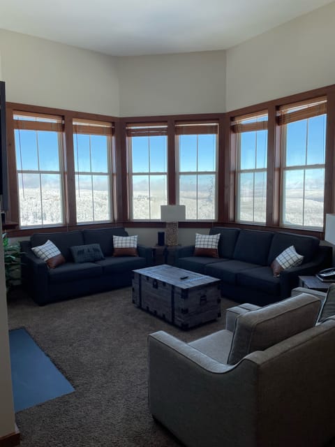Spectacular panoramic views of the mountains, slopes, and Shavers Lake