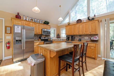 Full view of kitchen & appliances