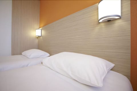 Standard Room, 2 Twin Beds | Desk, soundproofing, free WiFi, bed sheets