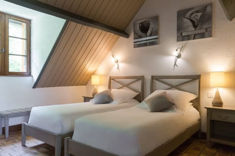 Classic Triple Room | Minibar, in-room safe, desk, iron/ironing board