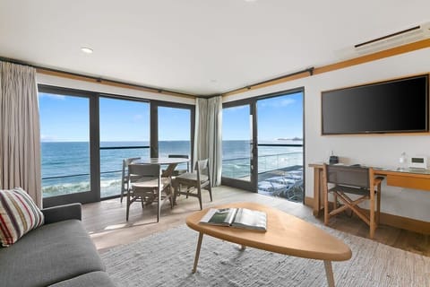 Closest suite to the beach, this beautiful 2 bedroom 2 bath has endless ocean views