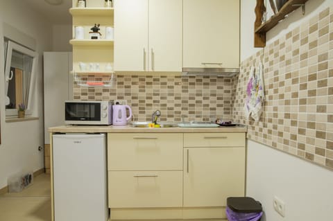 Fridge, microwave, oven, coffee/tea maker