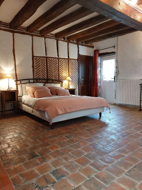 Triple Room (Chez Flora) | Desk, travel crib, free WiFi, bed sheets
