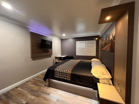 Standard Room, 1 King Bed | Desk, free WiFi