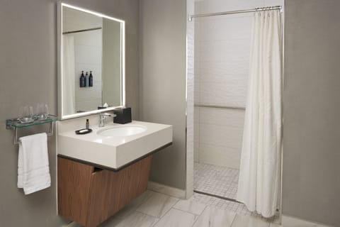 Combined shower/tub, deep soaking tub, rainfall showerhead