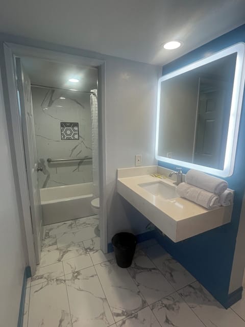 Honeymoon Room | Bathroom | Free toiletries, hair dryer, bathrobes, towels