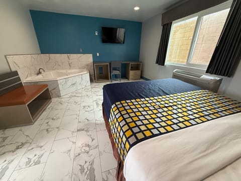 Honeymoon Room | Desk, soundproofing, bed sheets