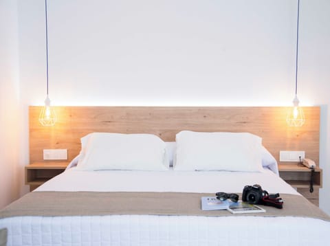 Basic Room | Desk, free WiFi, bed sheets