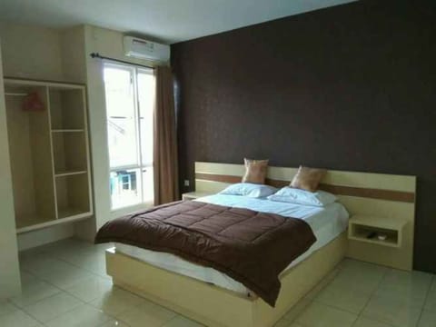 Soundproofing, free WiFi, bed sheets