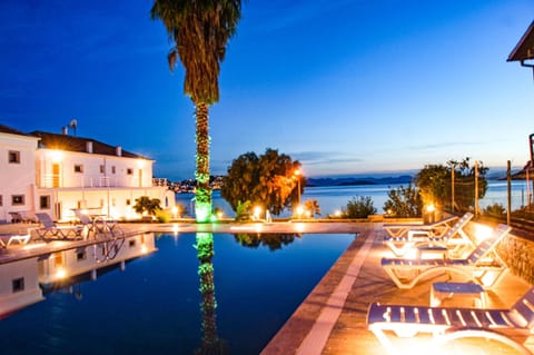Seasonal outdoor pool, free cabanas, pool umbrellas