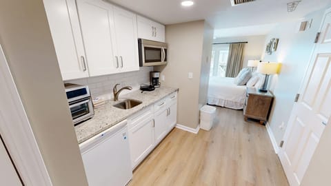 Condo, 3 Bedrooms | Private kitchen | Fridge, microwave, oven, coffee/tea maker