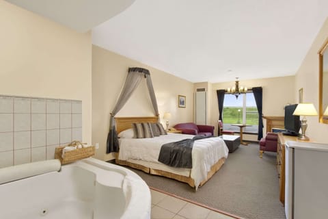Deluxe Suite, 1 King Bed, Jetted Tub | Desk, free WiFi, bed sheets, alarm clocks