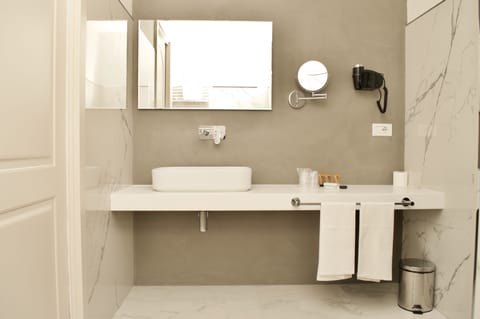 Suite Deluxe Isola Maggiore | Bathroom sink