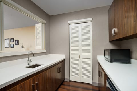 Executive Suite, 1 Bedroom | Private kitchen | Coffee/tea maker, eco-friendly cleaning products