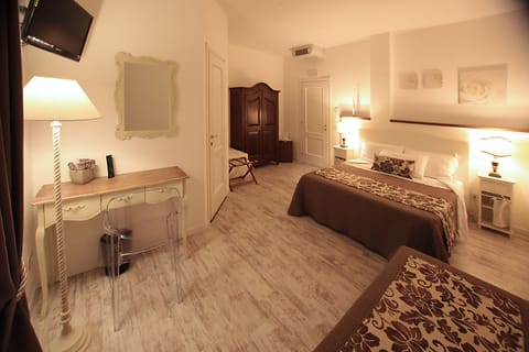 Triple Room | Minibar, desk, soundproofing, free WiFi