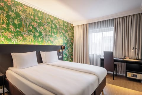 Premium bedding, in-room safe, desk, laptop workspace