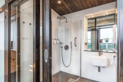 Presidential Suite | Bathroom | Free toiletries, hair dryer, bidet, towels