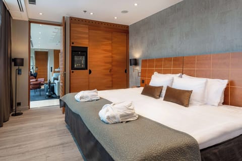 Presidential Suite | Minibar, in-room safe, desk, iron/ironing board