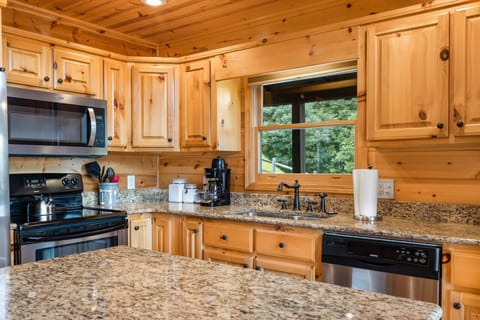 [Kitchen] Fully equipped & stocked