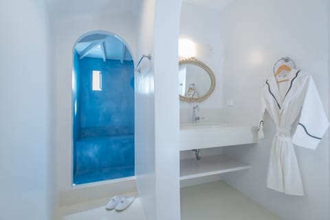 Sea Front Summer House | Bathroom | Shower, free toiletries, hair dryer, bathrobes