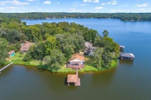Your own slice of paradise surrounded my panoramic lake views!