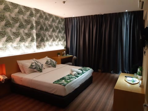 Business Double Room | Minibar, desk, soundproofing, free WiFi