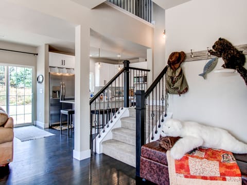 Read a book with Osa the bear