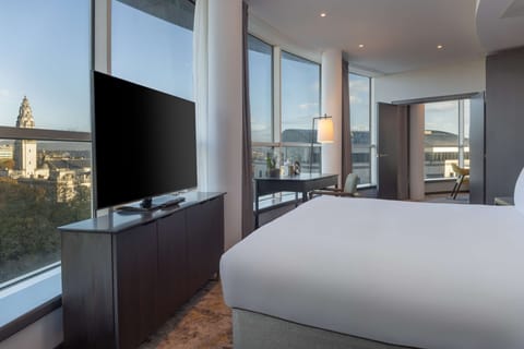 Presidential Suite | Minibar, in-room safe, desk, laptop workspace