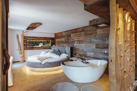 Luxury Suite | Down comforters, minibar, in-room safe, individually decorated