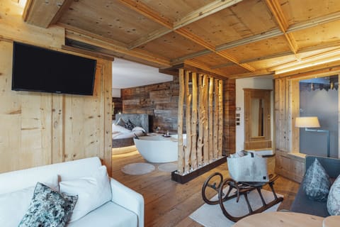 Luxury Suite | Down comforters, minibar, in-room safe, individually decorated