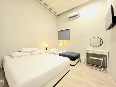 Basic Triple Room | Desk, bed sheets