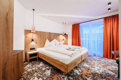 Double Room, Balcony | Minibar, in-room safe, desk, blackout drapes