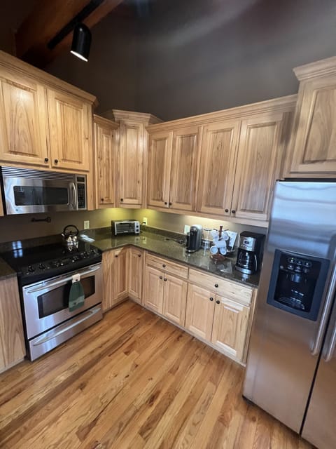 Kitchen features quality cookware such as Calphalon pots/pans & Henkels knives.