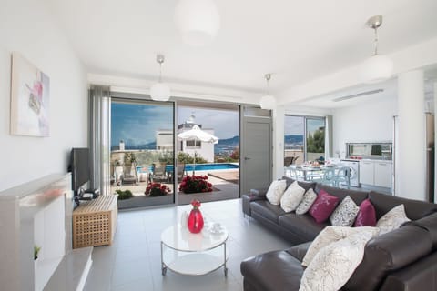 Villa, 3 Bedrooms, Private Pool, Garden View | Living area
