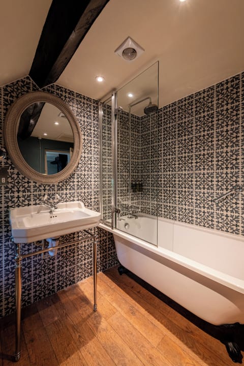 Junior Suite | Bathroom | Free toiletries, hair dryer, towels