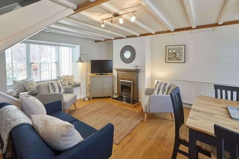 Amber Cottage, Whitby - Host & Stay
