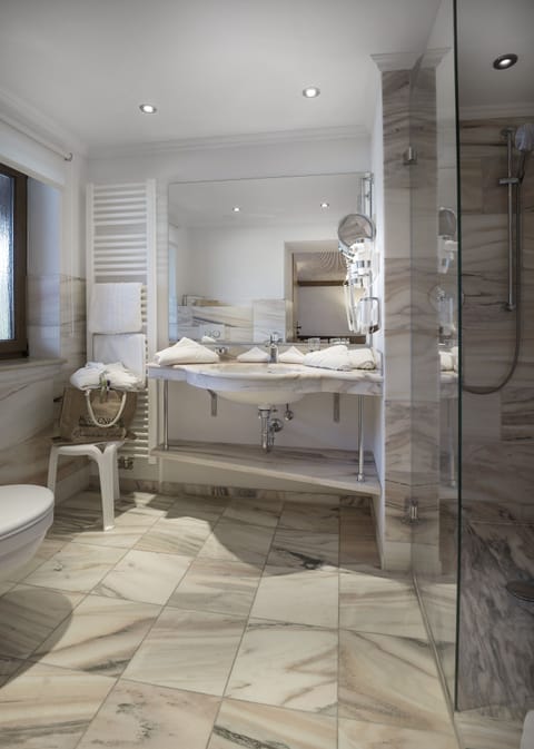 Standard Double Room | Bathroom | Shower, hair dryer, bathrobes, towels