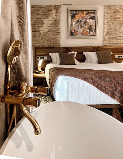 Premium Double Room | Minibar, in-room safe, desk, free WiFi