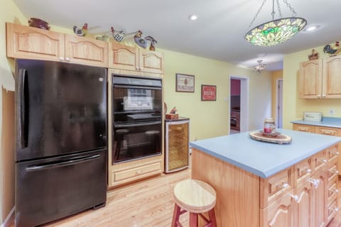 Fully Equipped Kitchen. Gas Stove Top, Electric Double Ovens, Wine Cooler