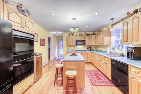 Fully Equipped Kitchen. Gas Stove Top, Electric Double Ovens, Wine Cooler