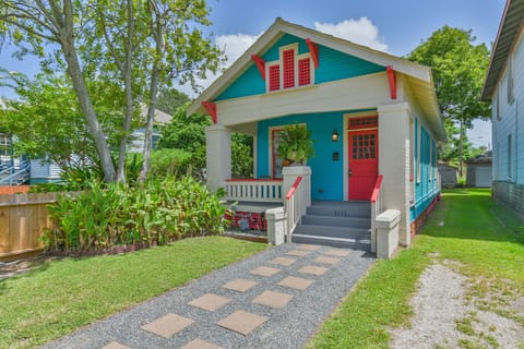 Welcome to the Cottage on Q - Walk to Beach and Entertainment!