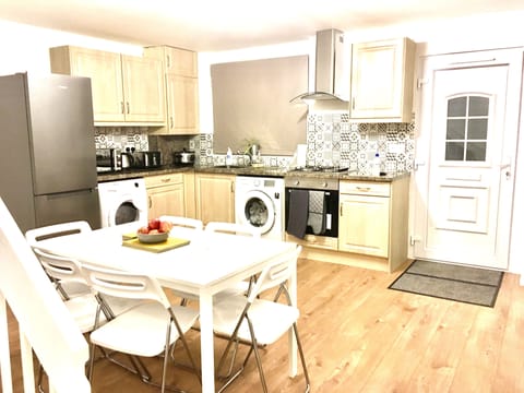 Deluxe Apartment, Private Bathroom | Shared kitchen