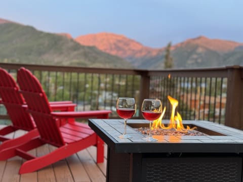 Escape to serenity with breathtaking mountain views. Unwind on the decks at sunset, surrounded by peaceful nature. Perfect for a tranquil getaway. Book your stay now!