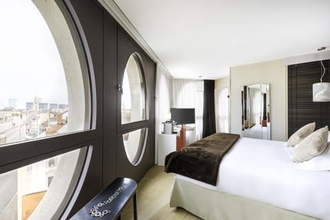 Deluxe Room, 1 Queen Bed, Non Smoking | Premium bedding, free minibar, in-room safe, desk