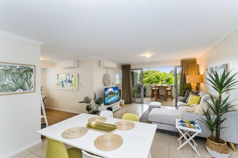 Deluxe Apartment | Living area | Flat-screen TV