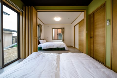 Private Vacation Home | 2 bedrooms, desk, free WiFi