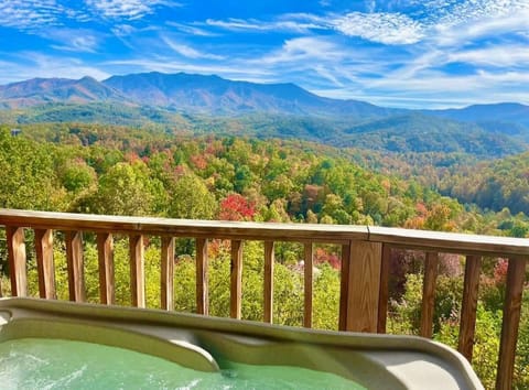 Hot Tub With An Amazing View!