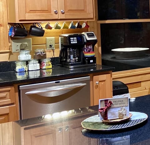 Coffee machine makes single cup, full carafe or k-pod...it does all three : )