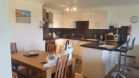 Kitchen & dining area